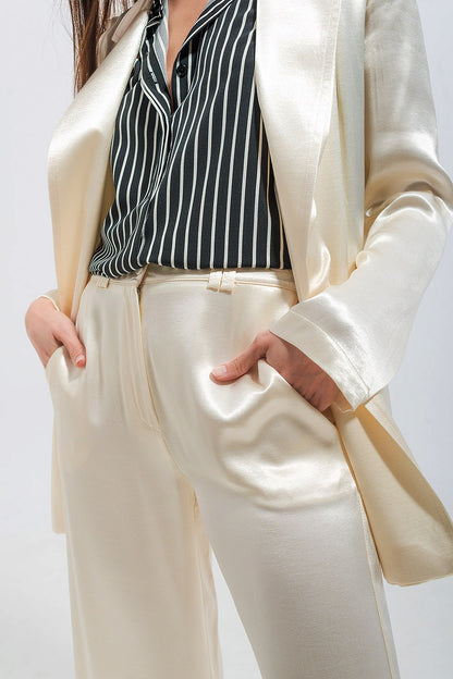 Pantalones de traje de pernera ancha de raso en crudo