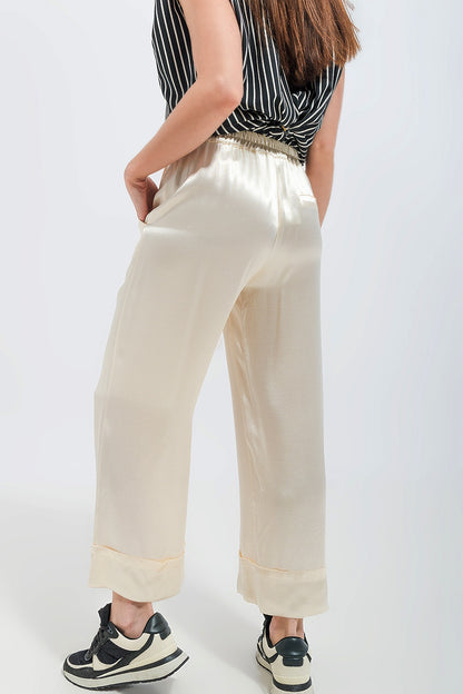 Pantalones de traje de pernera ancha de raso en crudo
