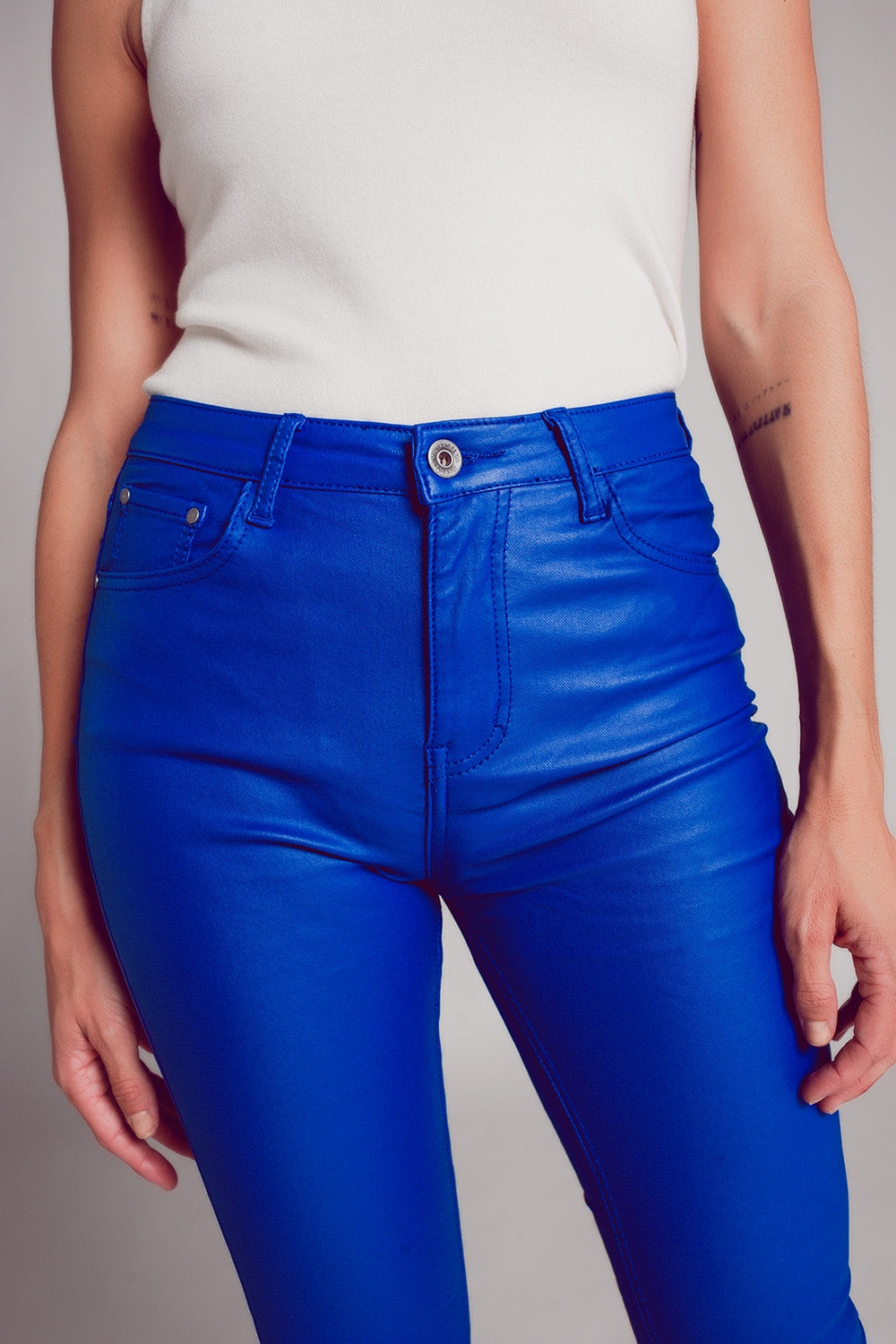 Pantalones elásticos de piel sintética en azul
