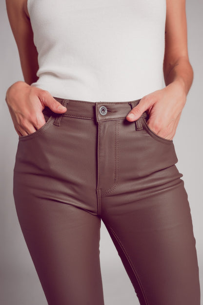 Pantalones elásticos de piel sintética en beige