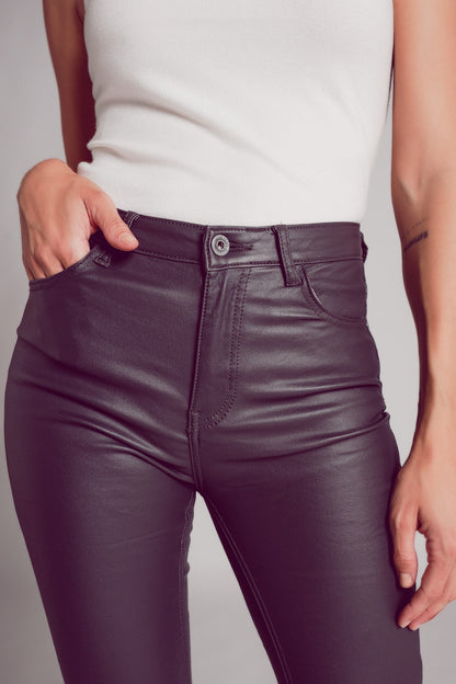Pantalones elásticos de piel sintética en gris