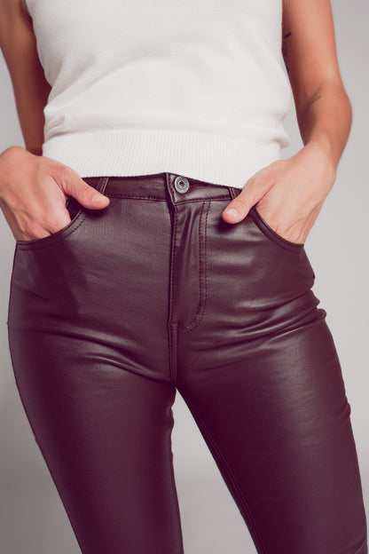 Pantalones elásticos de piel sintética en marron