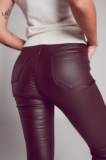 Pantalones elásticos de piel sintética en marron