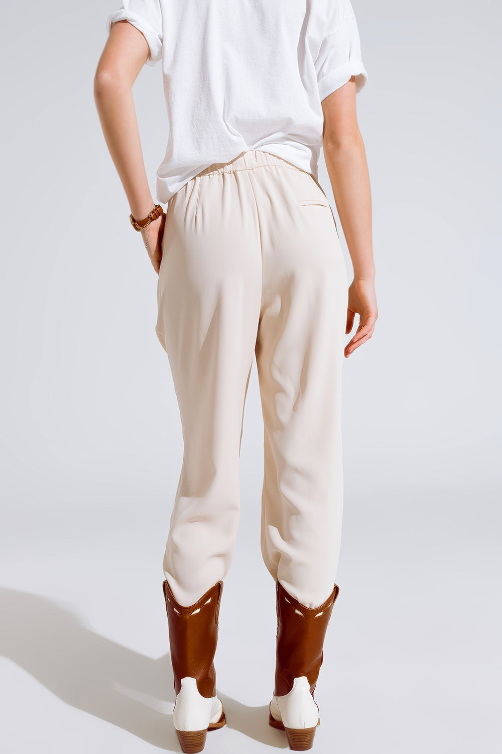 Pantalones En beige Con Bolsillos Delanteros Y Cierre De Cordón