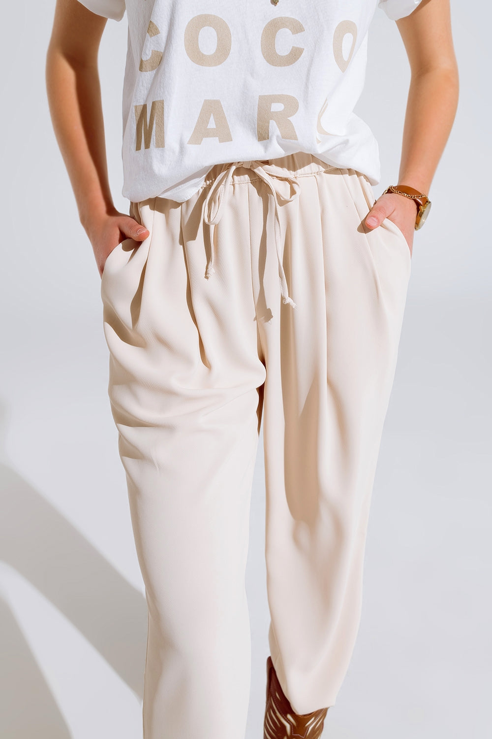 Pantalones En beige Con Bolsillos Delanteros Y Cierre De Cordón