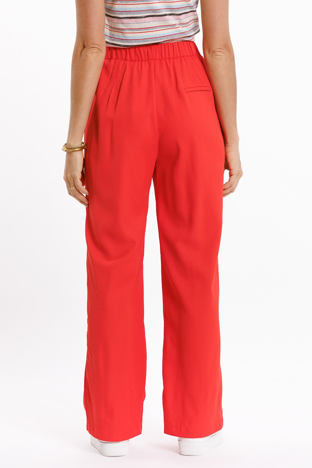 Pantalones en coral con bolsillos delanteros y cierre de cordón