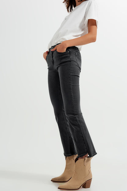 Pantalones en gris oscuro con tobillos anchos