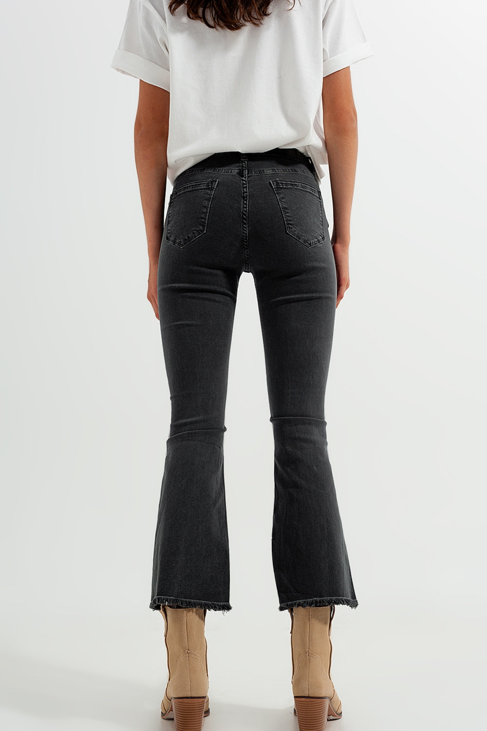 Pantalones en gris oscuro con tobillos anchos