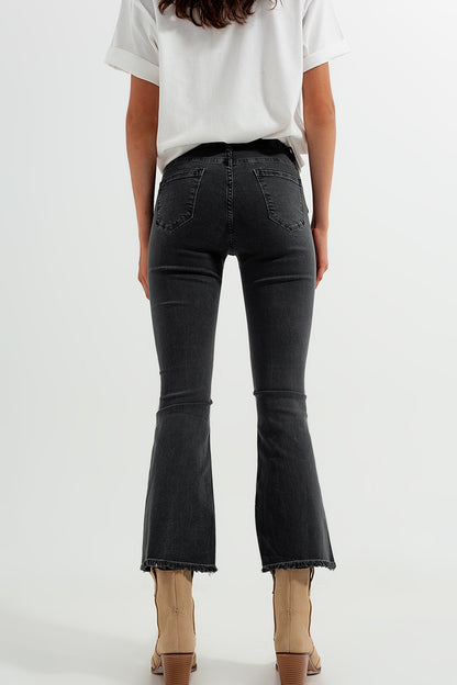 Pantalones en gris oscuro con tobillos anchos