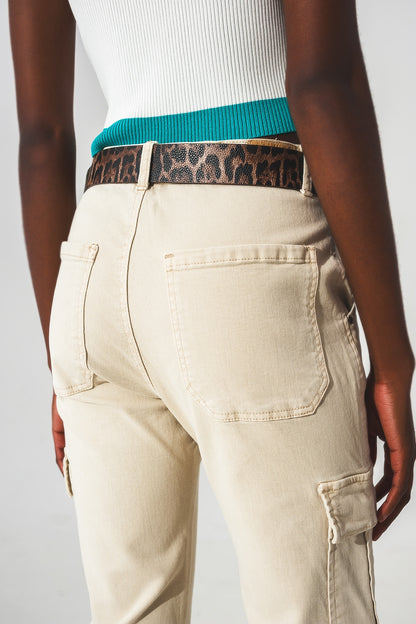 Pantalones estilo cargo en beige