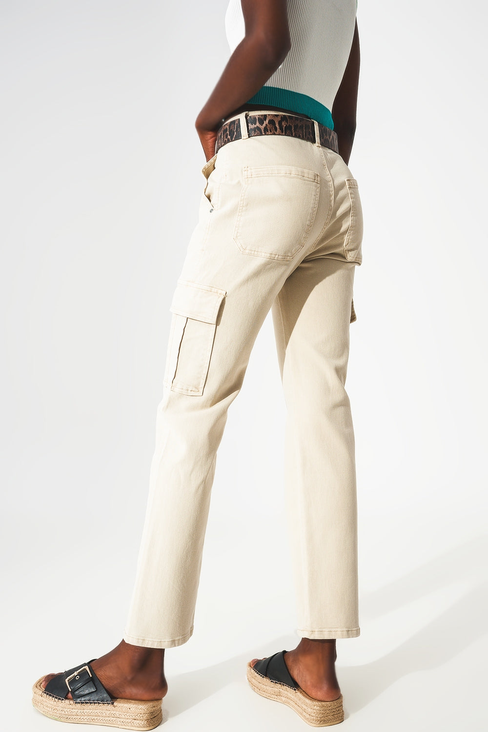 Pantalones estilo cargo en beige