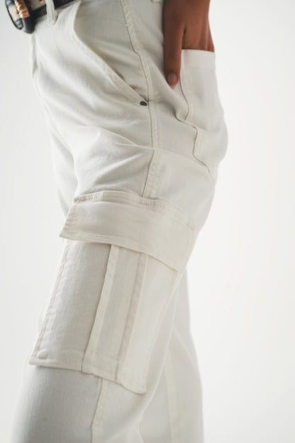 Pantalones estilo cargo en blanco