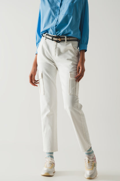Pantalones estilo cargo en blanco