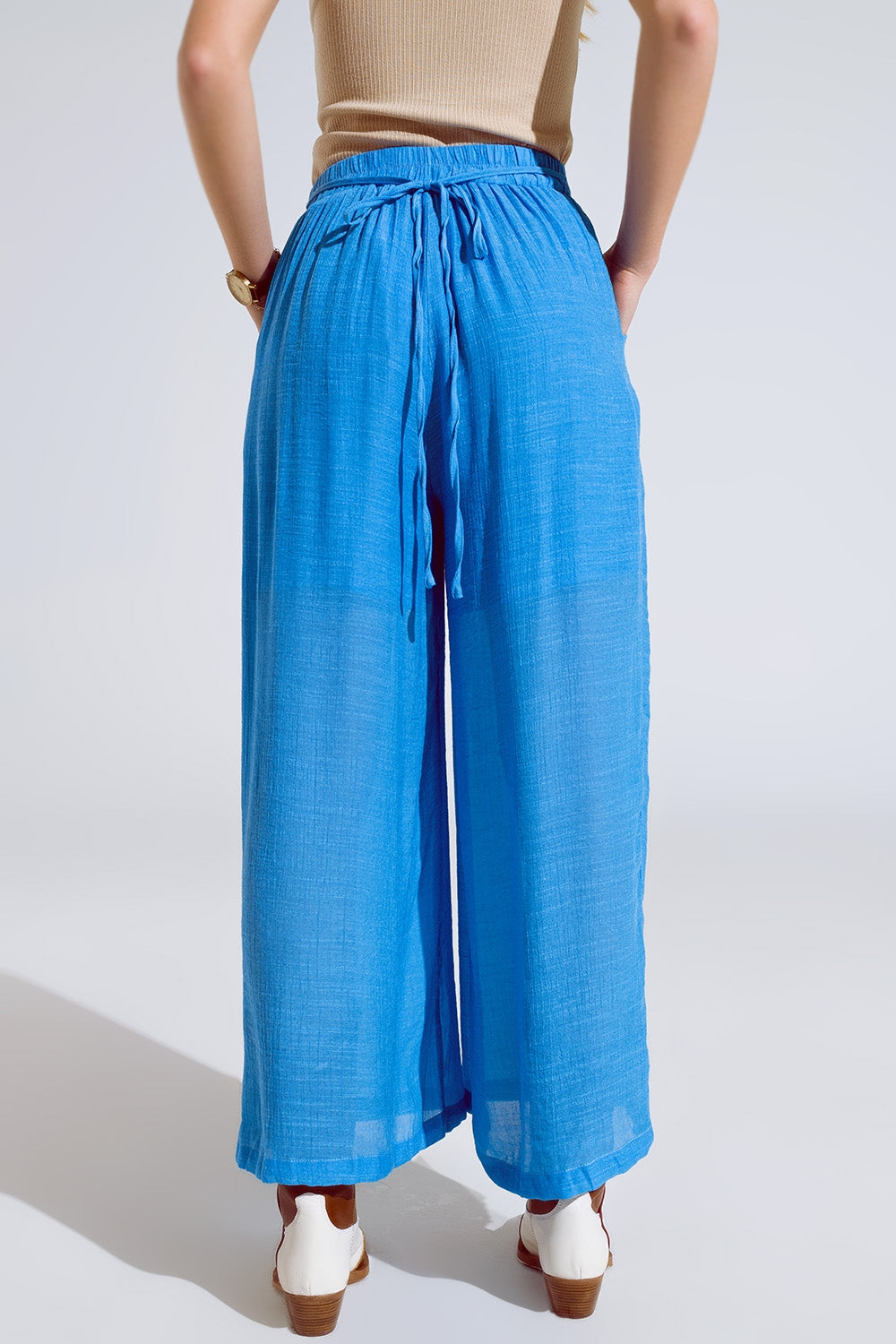 Pantalones estilo palazzo azules con bolsillos laterales y banda gruesa en la cintura