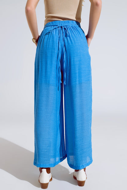 Pantalones estilo palazzo azules con bolsillos laterales y banda gruesa en la cintura