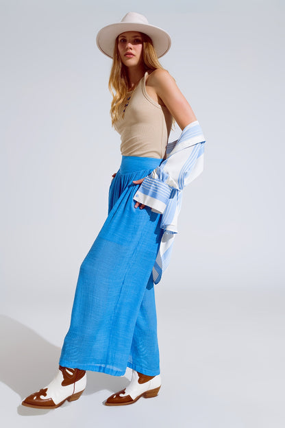 Pantalones estilo palazzo azules con bolsillos laterales y banda gruesa en la cintura