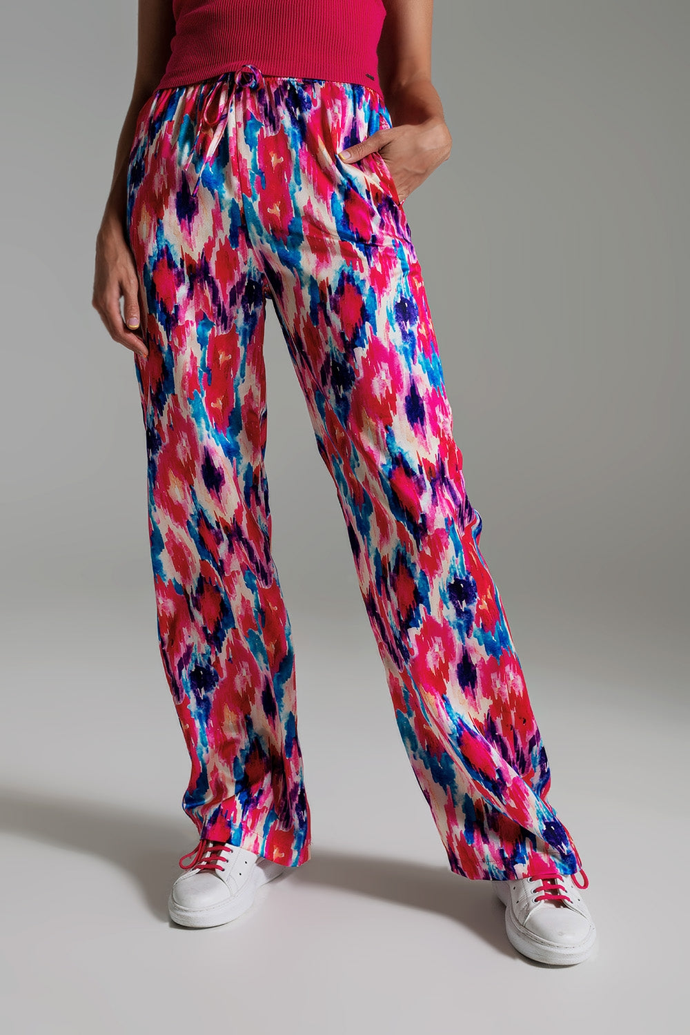 Pantalones estilo palazzo con estampado abstracto en rosa y azul