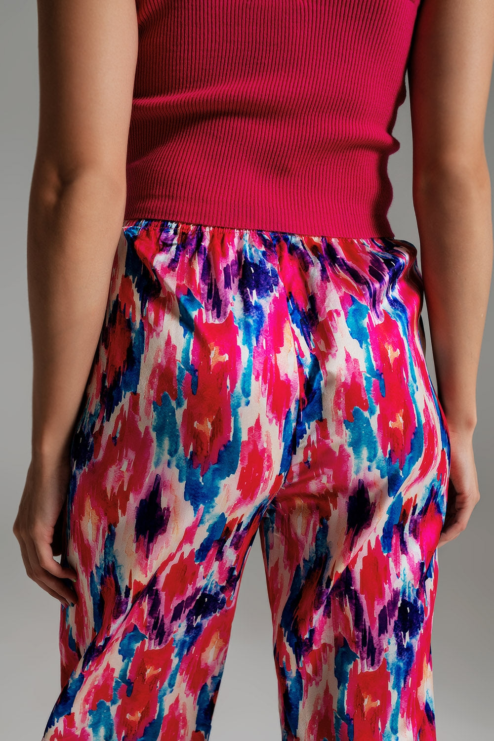 Pantalones estilo palazzo con estampado abstracto en rosa y azul