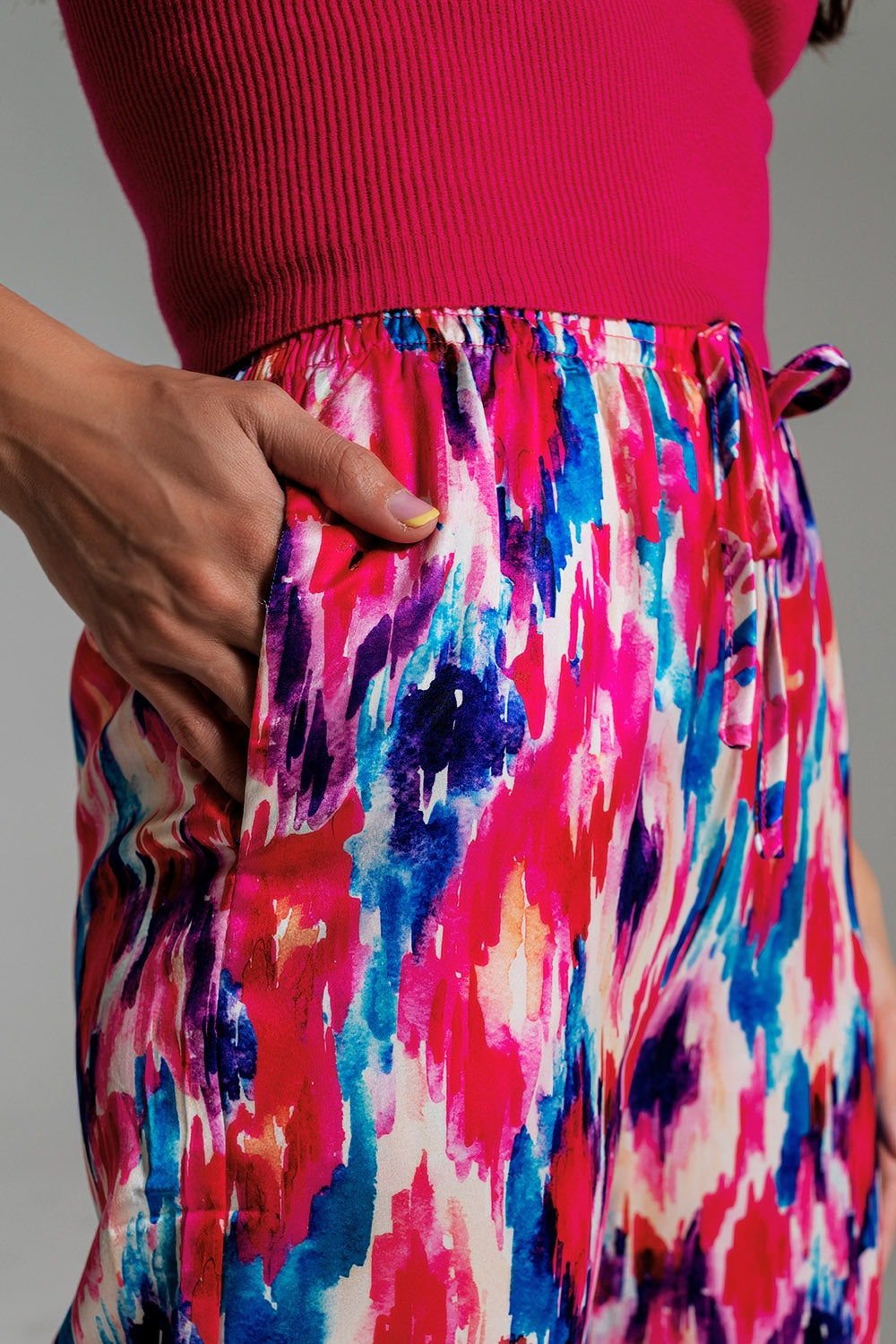 Pantalones estilo palazzo con estampado abstracto en rosa y azul