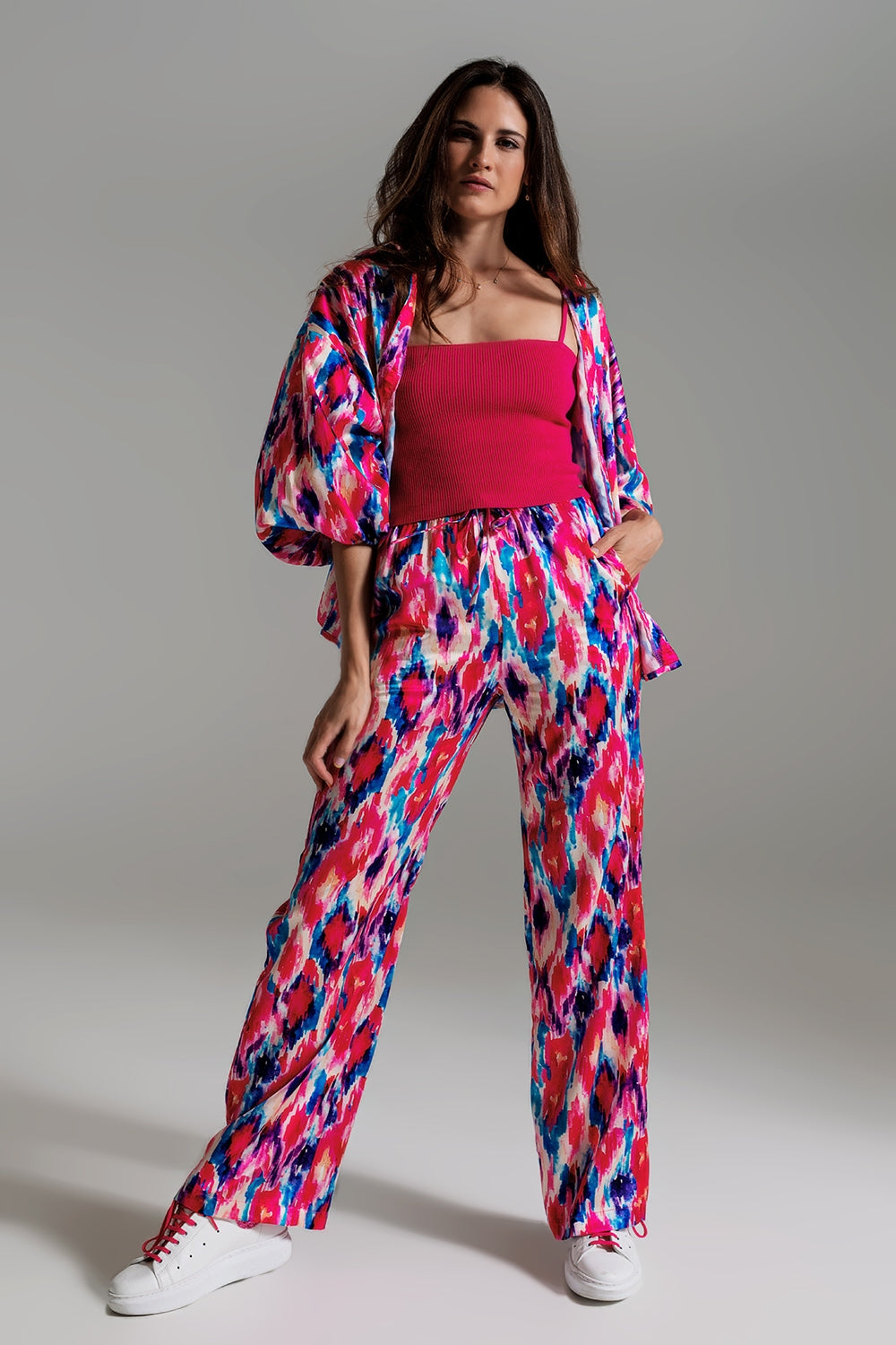 Pantalones estilo palazzo con estampado abstracto en rosa y azul