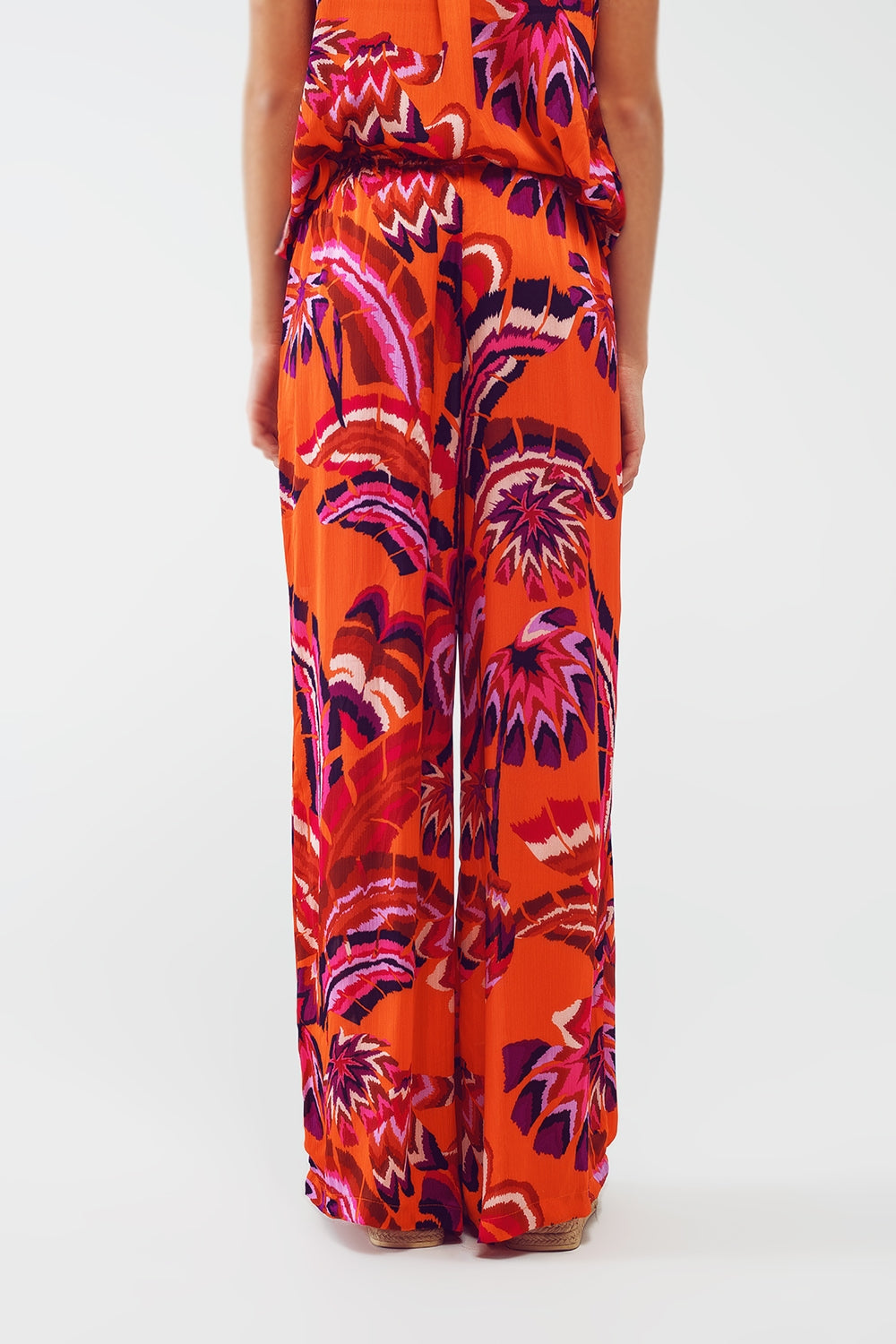 Pantalones estilo palazzo con estampado floral abstracto en naranja