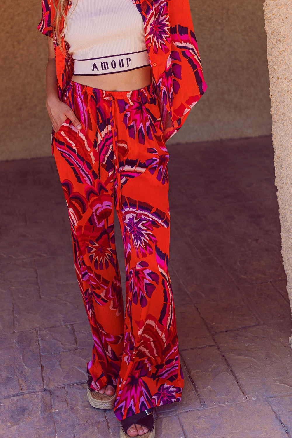 Pantalones estilo palazzo con estampado floral abstracto en naranja