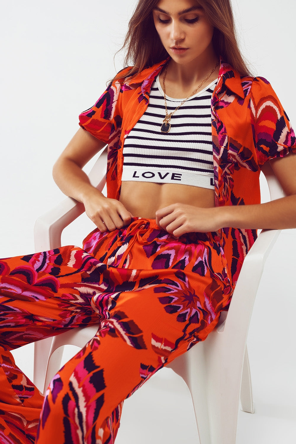 Pantalones estilo palazzo con estampado floral abstracto en naranja