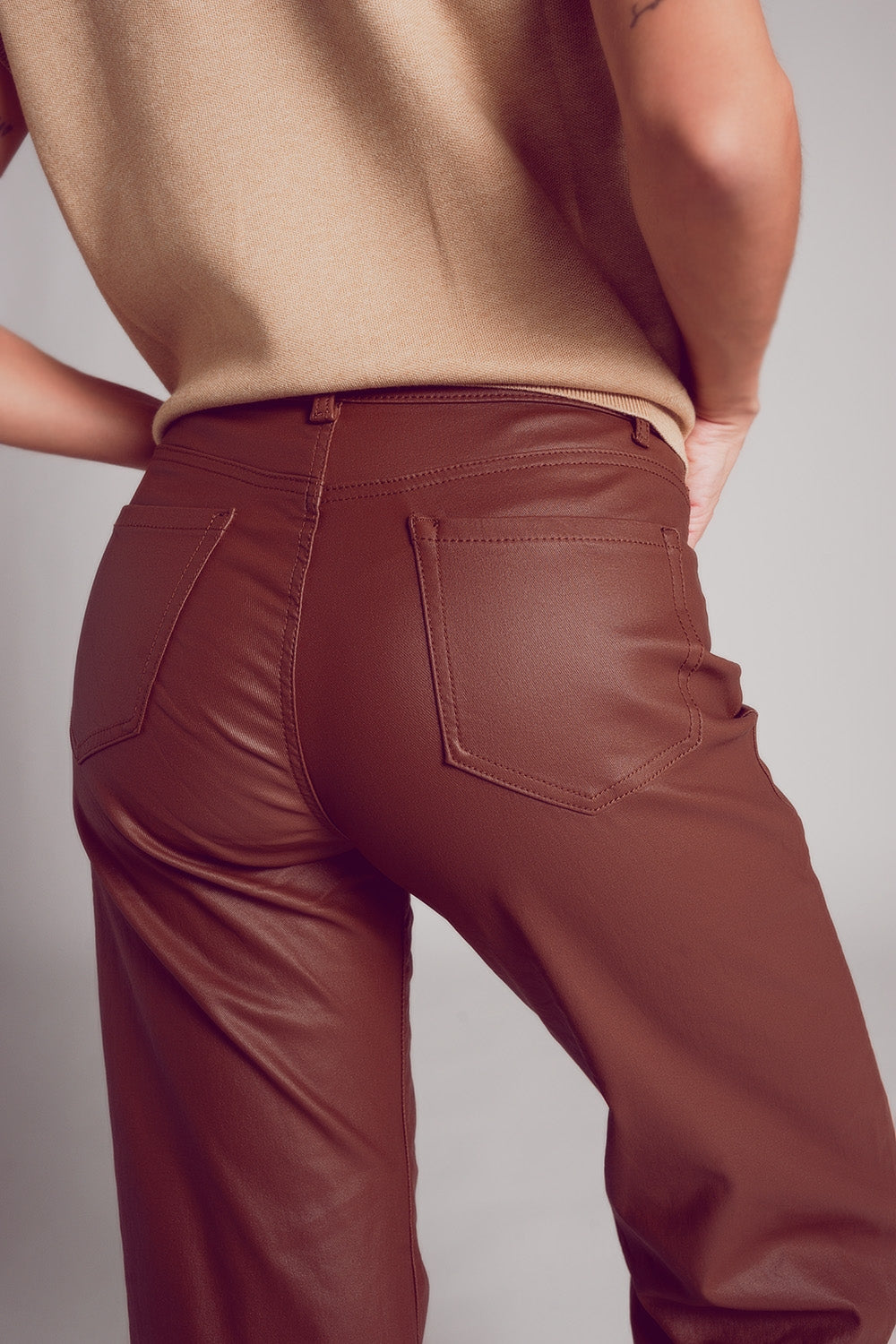 Pantalones marrones de pernera ancha de cuero sintético
