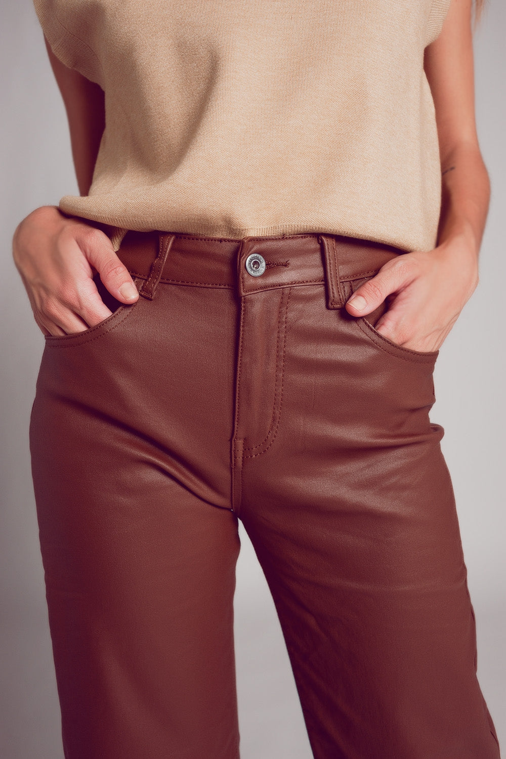 Pantalones marrones de pernera ancha de cuero sintético