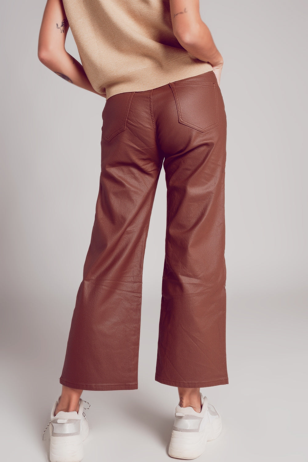 Pantalones marrones de pernera ancha de cuero sintético