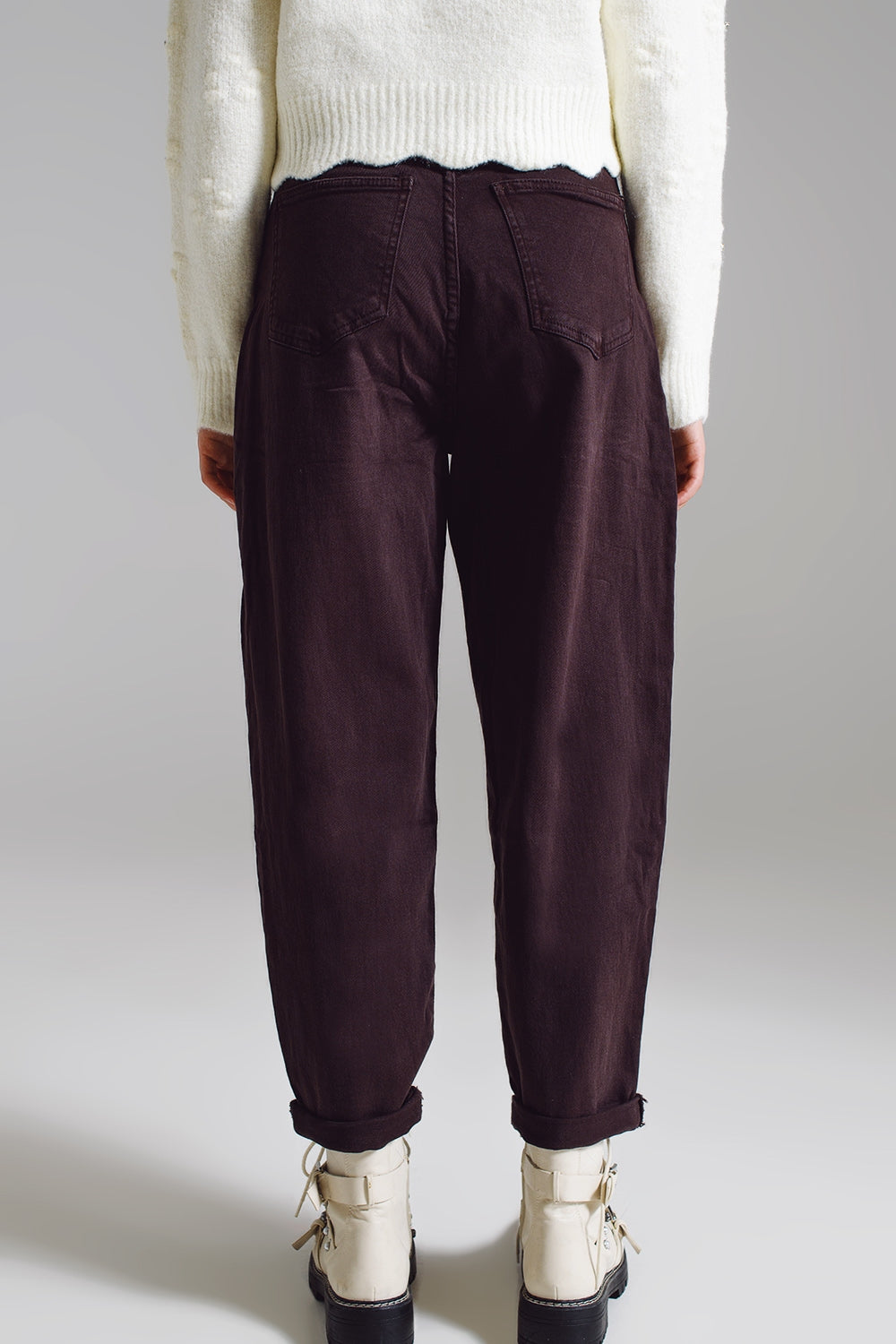 Pantalones marrones relajados con detalles de bolsillo en la cintura