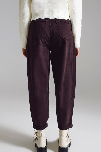 Pantalones marrones relajados con detalles de bolsillo en la cintura