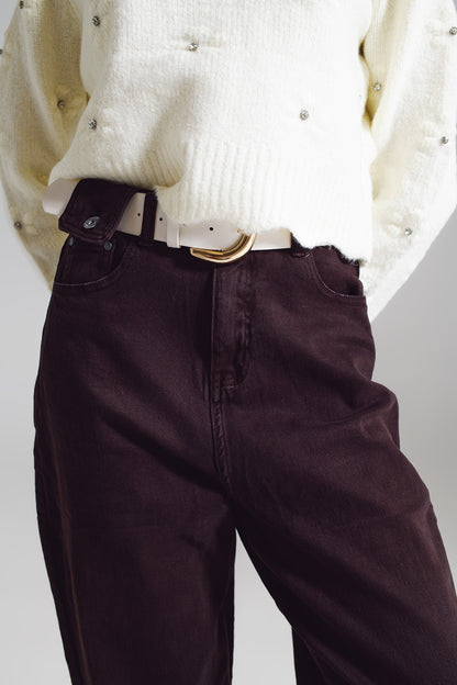 Pantalones marrones relajados con detalles de bolsillo en la cintura
