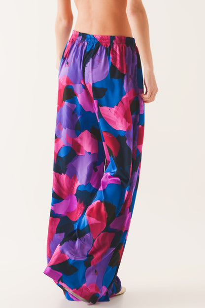 Pantalones morados de pernera ancha con estampado floral