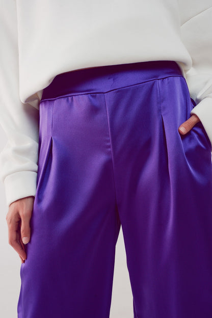 Pantalones morados de pernera ancha de satén
