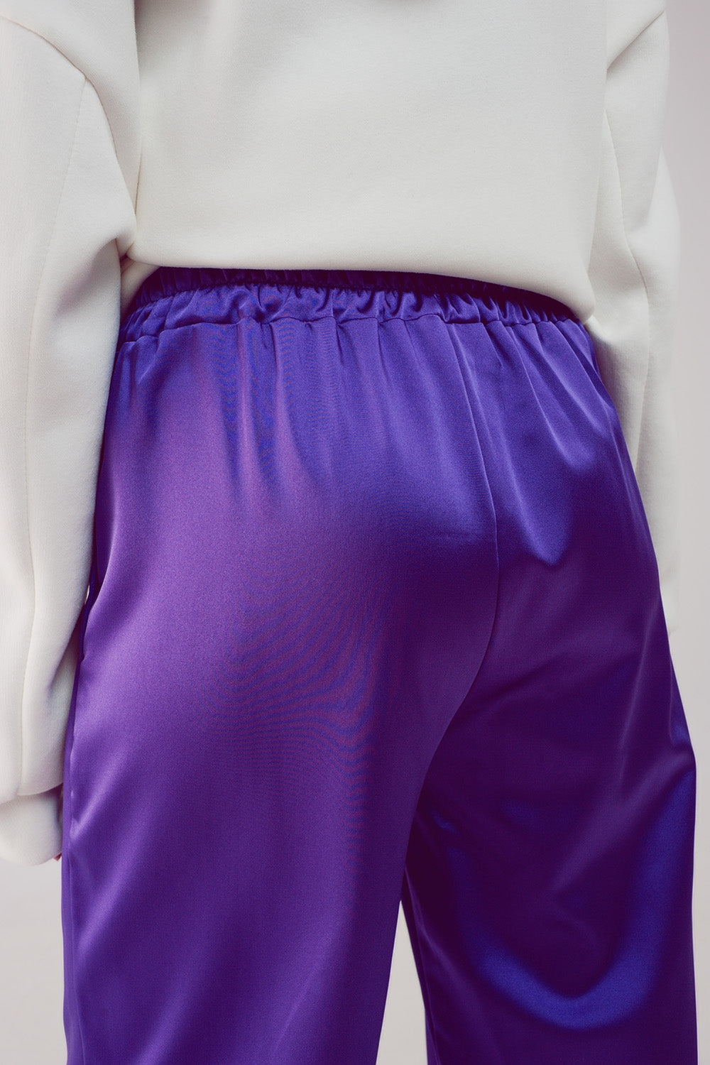 Pantalones morados de pernera ancha de satén