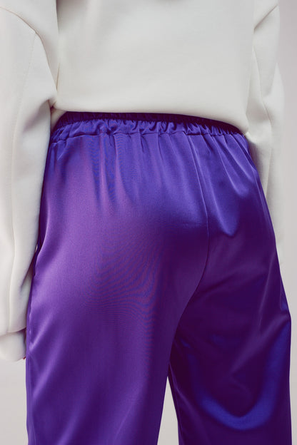 Pantalones morados de pernera ancha de satén