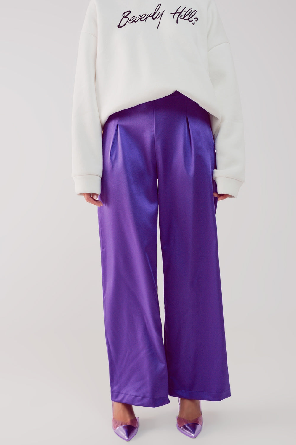 Pantalones morados de pernera ancha de satén