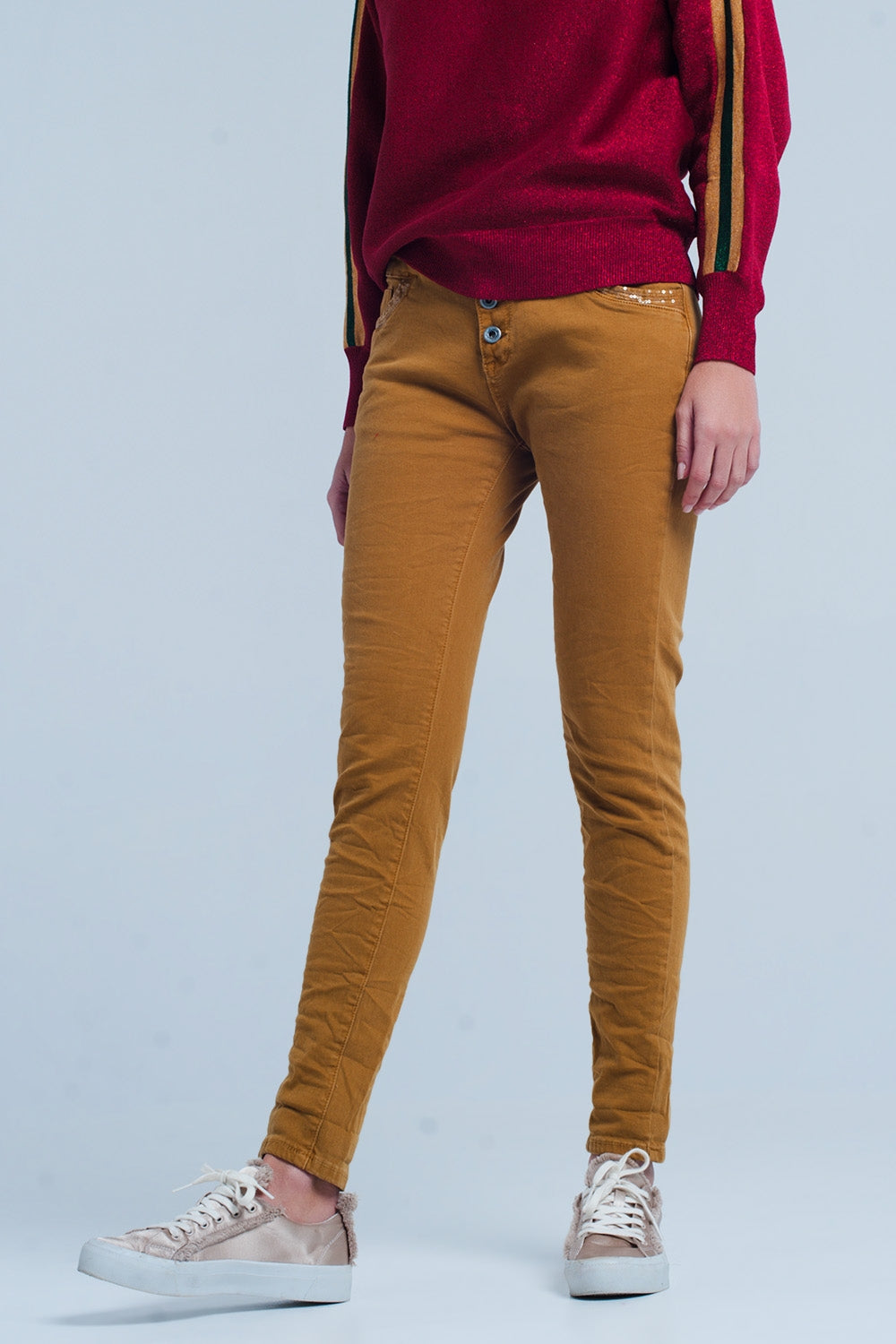 Pantalones mostaza con lentejuelas y botones
