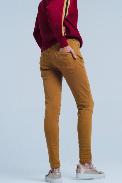 Pantalones mostaza con lentejuelas y botones