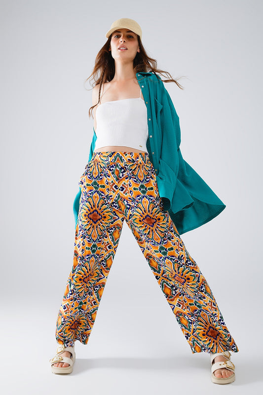 Q2 Pantalones multicolores con estampado de flores en naranja y azul