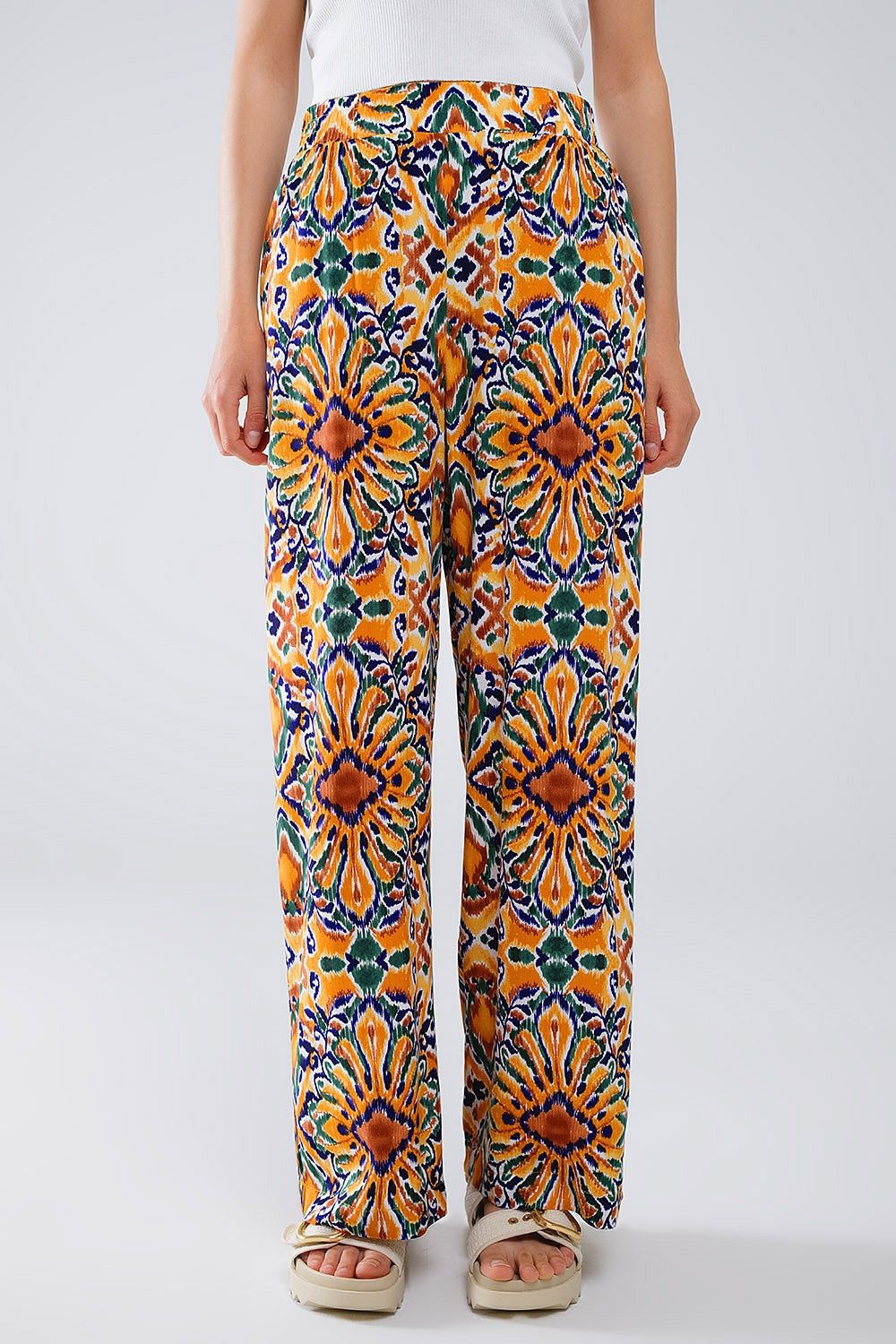 Pantalones multicolores con estampado de flores en naranja y azul