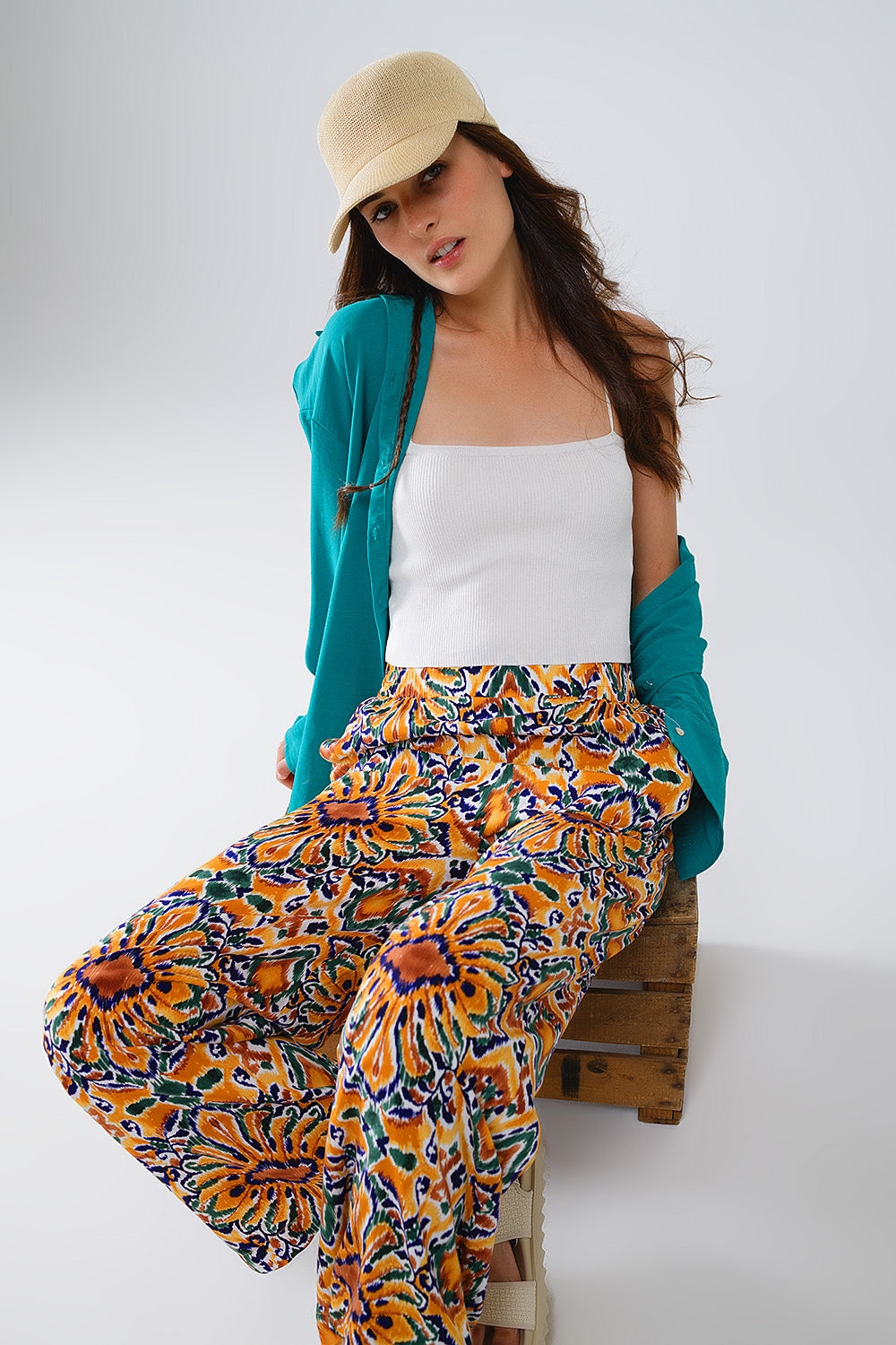 Pantalones multicolores con estampado de flores en naranja y azul