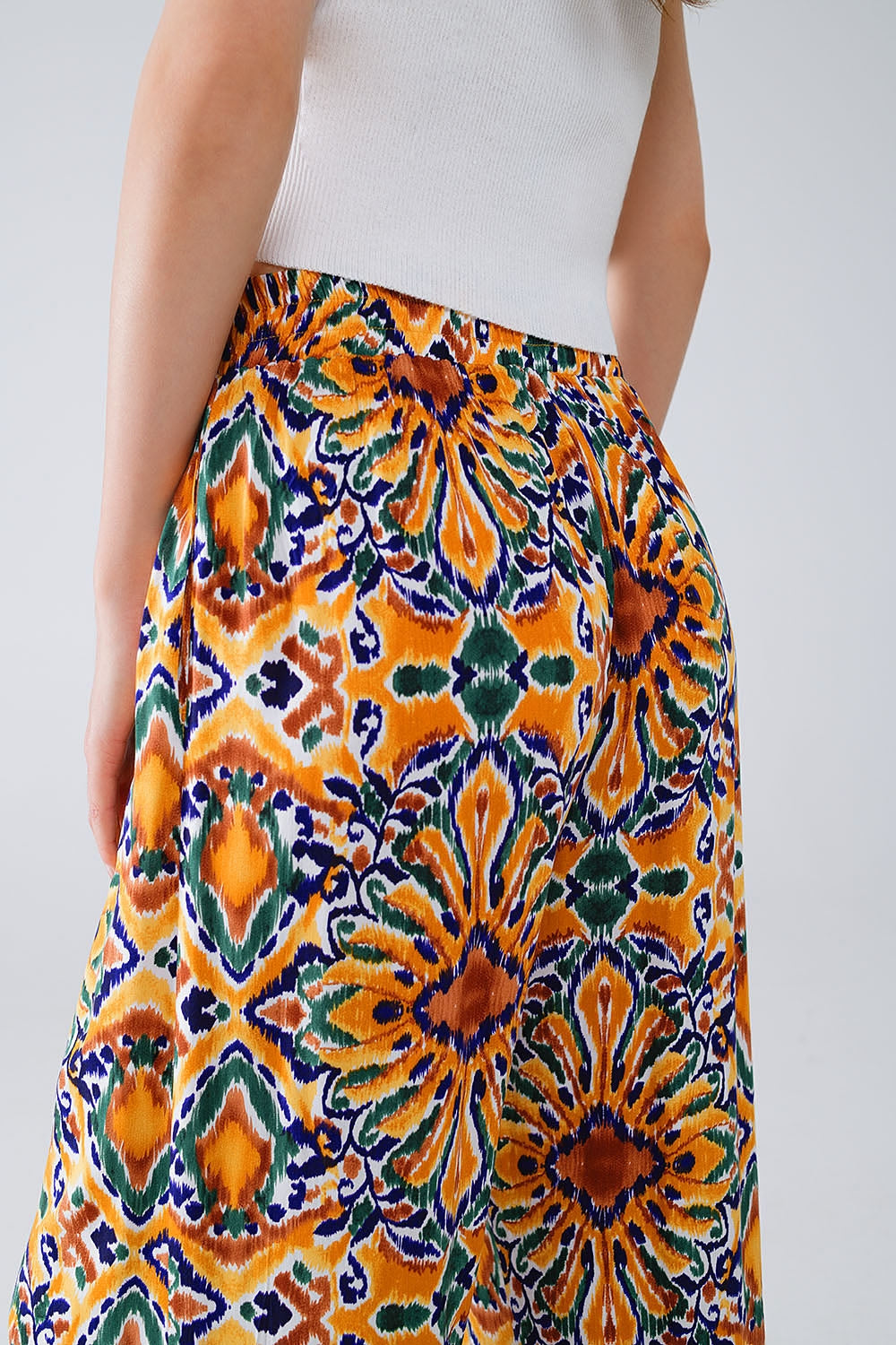 Pantalones multicolores con estampado de flores en naranja y azul