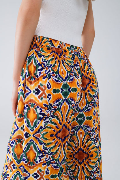 Pantalones multicolores con estampado de flores en naranja y azul