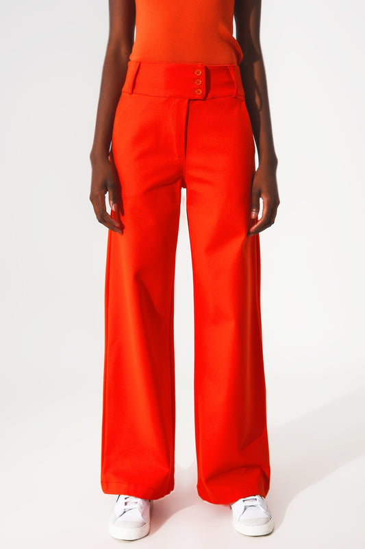 Q2 Pantalones naranja de pernera ancha y detalle de botones