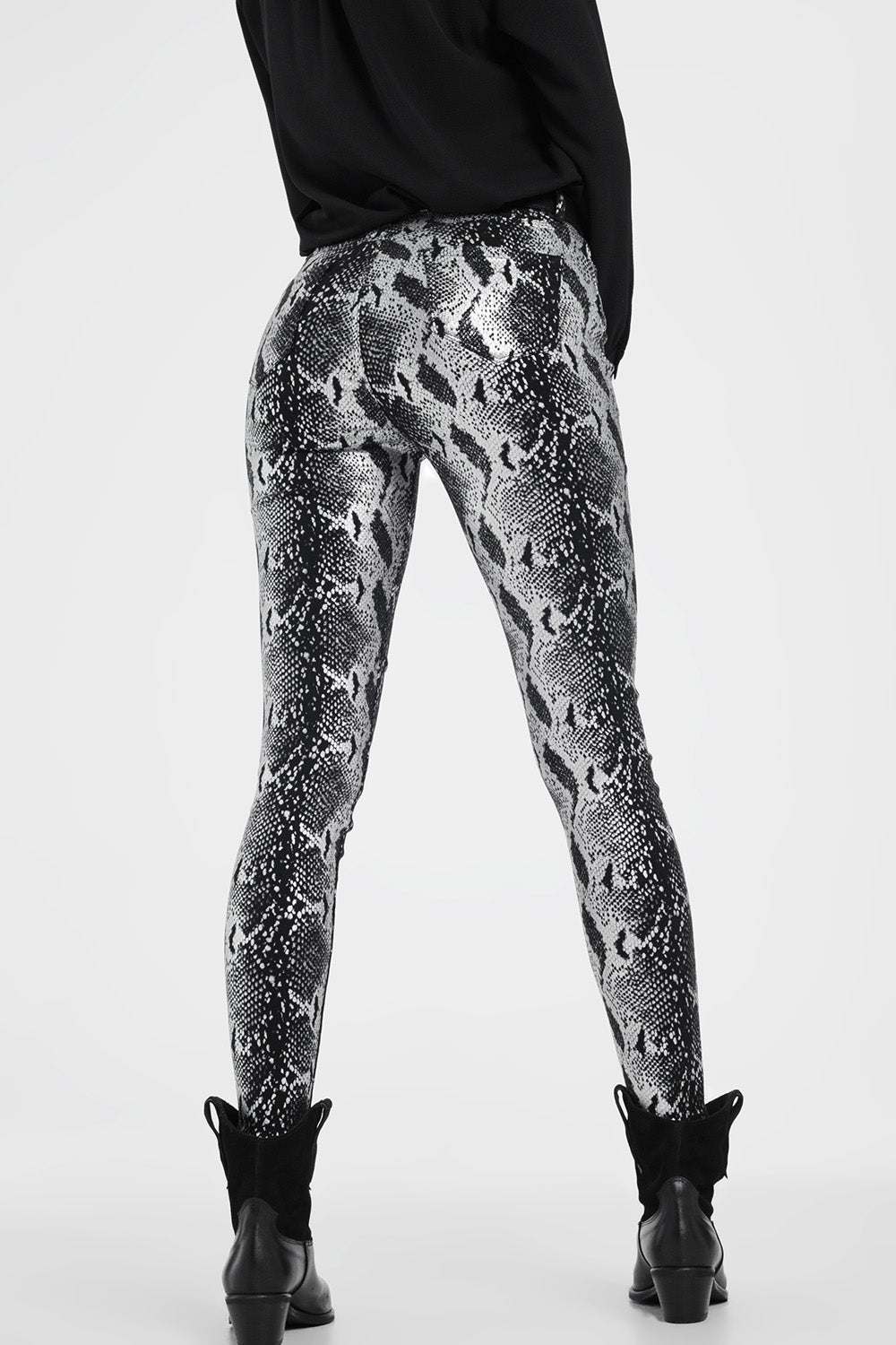 Pantalones negro con pernera slim y estampado animal