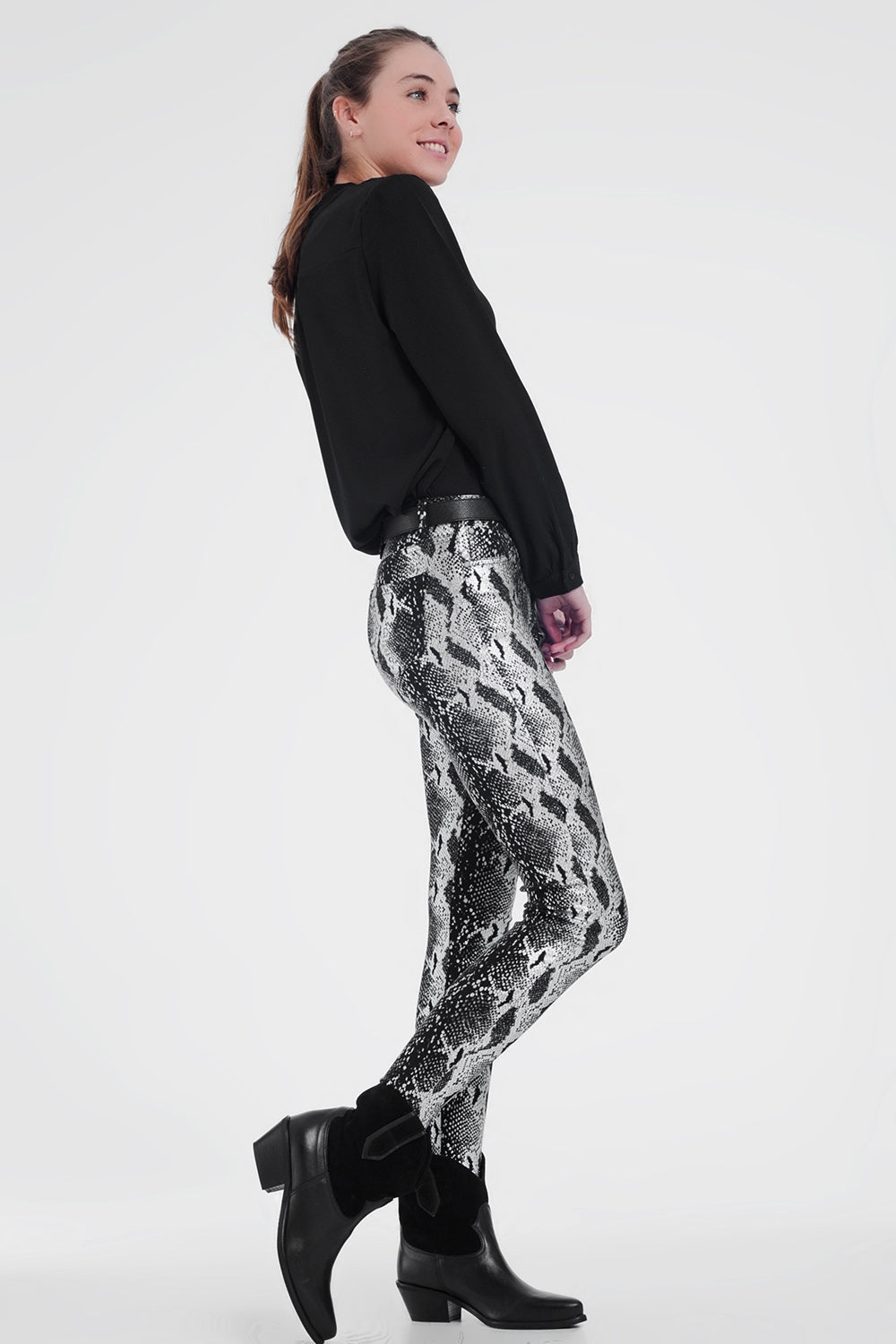 Pantalones negro con pernera slim y estampado animal