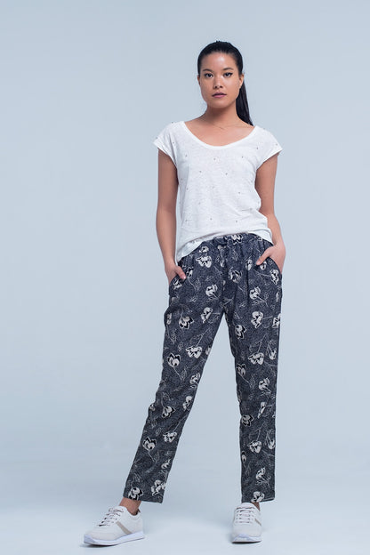 Pantalones negros con estampado floral