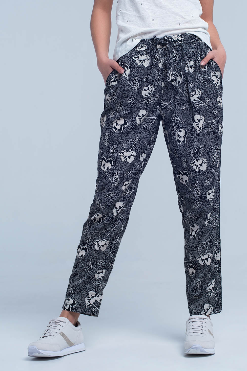 Pantalones negros con estampado floral
